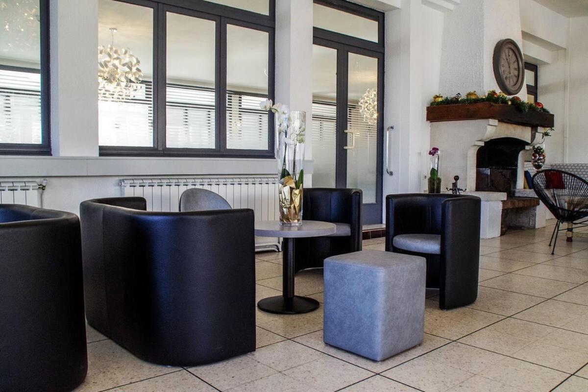 Hotel Le Robinson Beaucaire  Ngoại thất bức ảnh